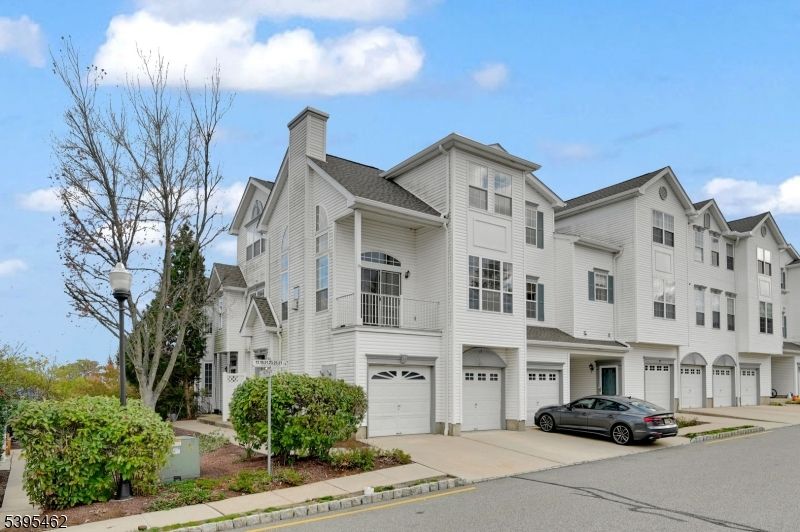 Attached, Exterior, Facade, Rowhouse