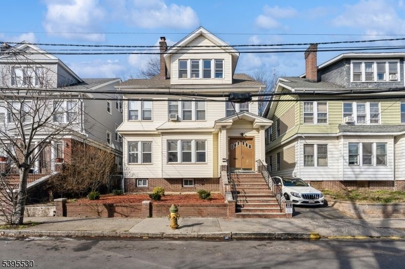 Exterior, Facade, American Foursquare