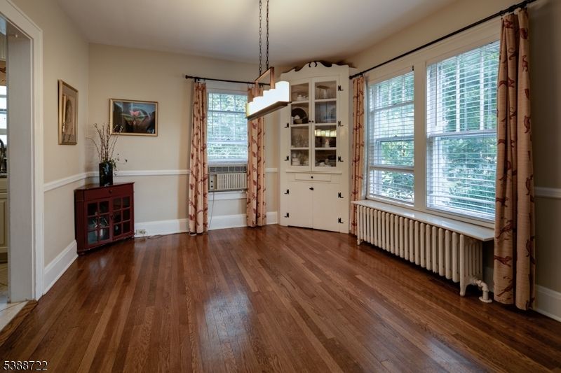 Interior, Pendant Lights, Wood Texture Flooring