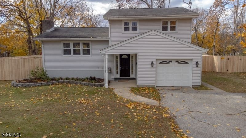 Attached, Exterior, Facade, Split Level