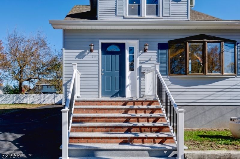 Exterior, Facade, American Foursquare