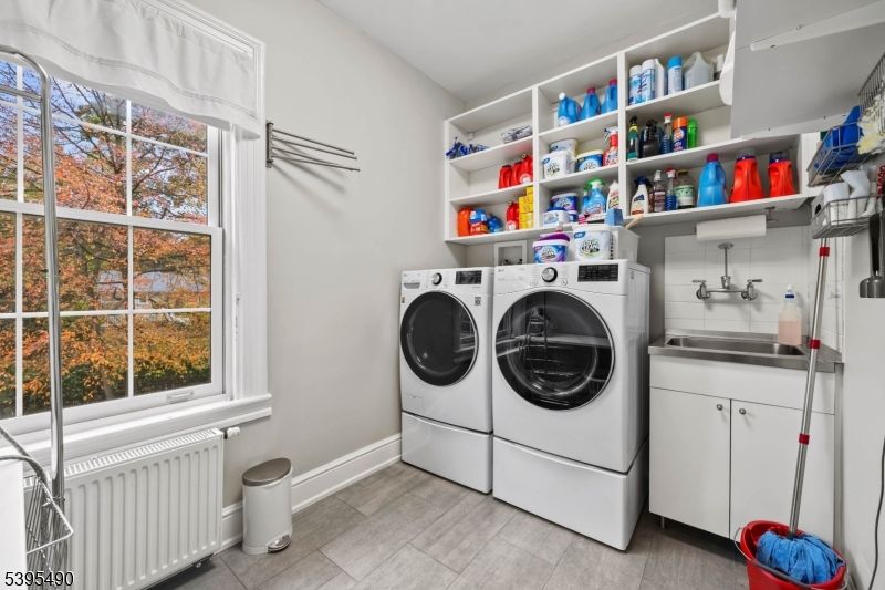 Interior, Washer, Wood Texture Flooring