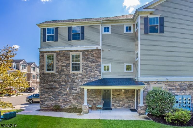 Exterior, Facade, Rowhouse