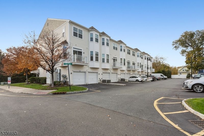 Attached, Exterior, Facade, Rowhouse