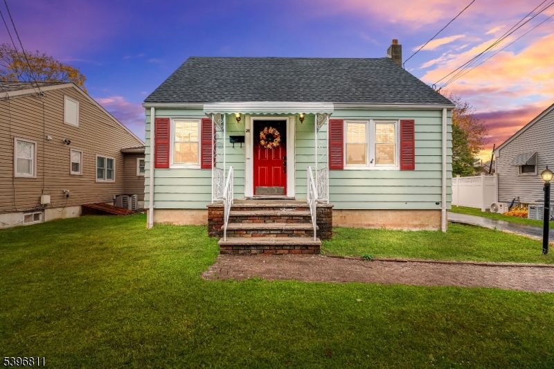 Exterior, Facade, Cape Cod