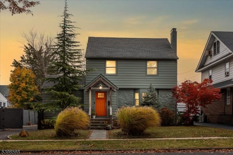Exterior, Facade, Raised Ranch