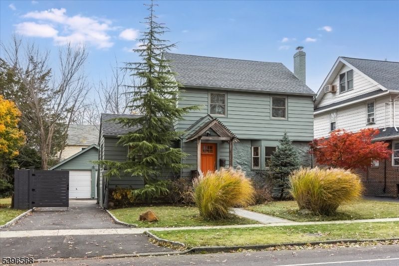 Attached, Exterior, Facade, Queen Anne Victorian