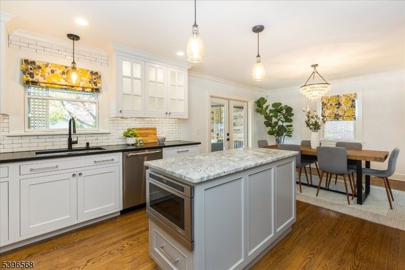 Dining room, Interior, Kitchen, Pendant Lights, Recessed Lighting, Wood Texture Flooring