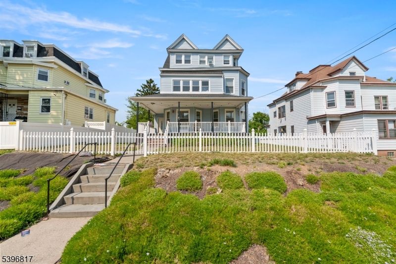 Exterior, Facade, Queen Anne Victorian