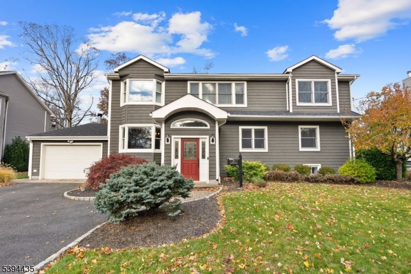 Attached, Exterior, Facade, Queen Anne Victorian