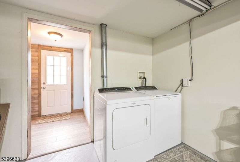 Interior, Utility Closets, Washer, Wood Texture Flooring