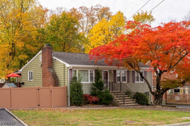 Exterior, Facade, Cape Cod