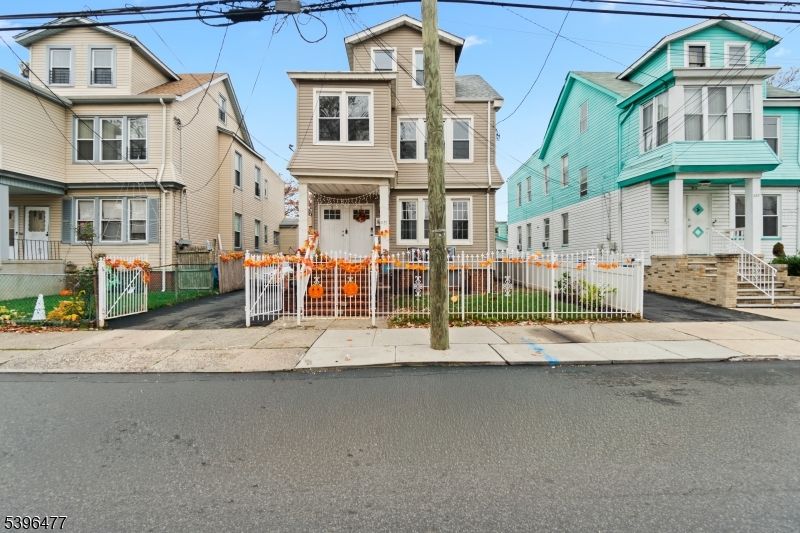 Exterior, Facade, Rowhouse