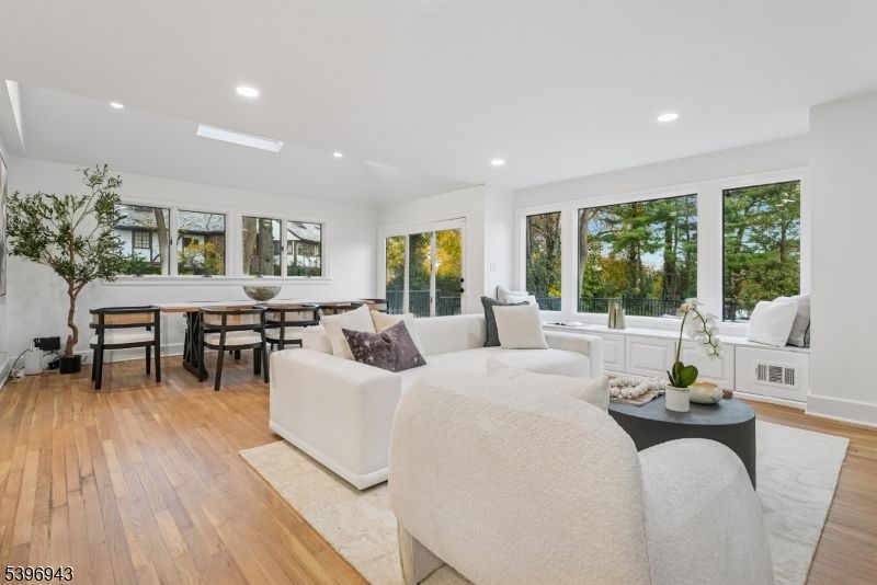 Dining room, Interior, Living room, Recessed Lighting, Wood Texture Flooring