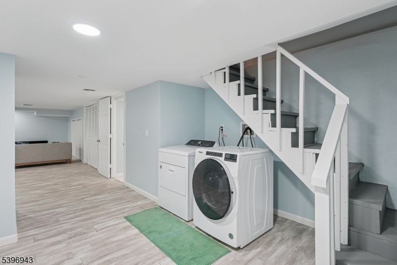 Interior, Recessed Lighting, Washer, Wood Texture Flooring