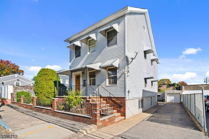 Exterior, Facade, Brick Facade, American Foursquare