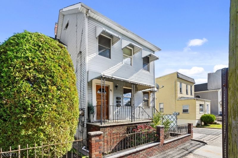Exterior, Facade, American Foursquare