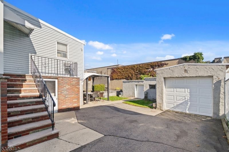 Detached Garage, Exterior