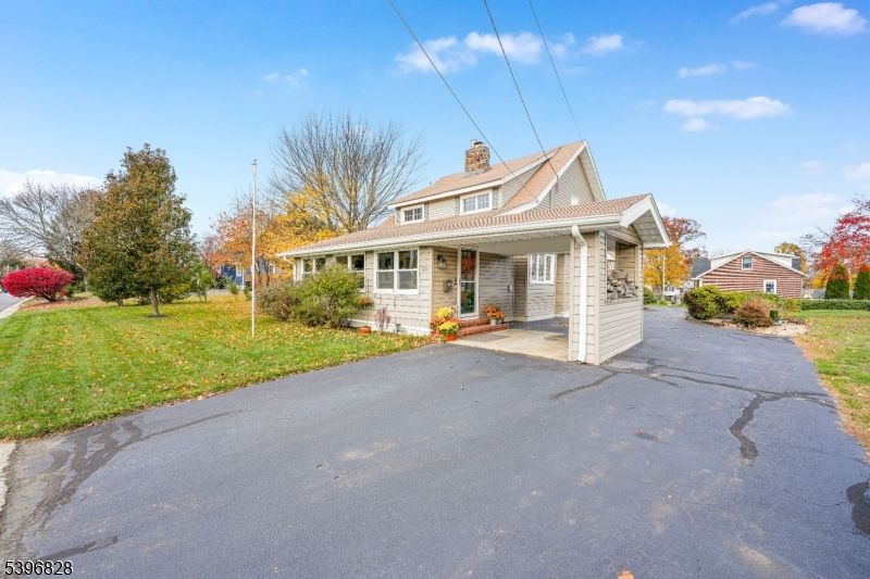 Exterior, Facade, Cape Cod