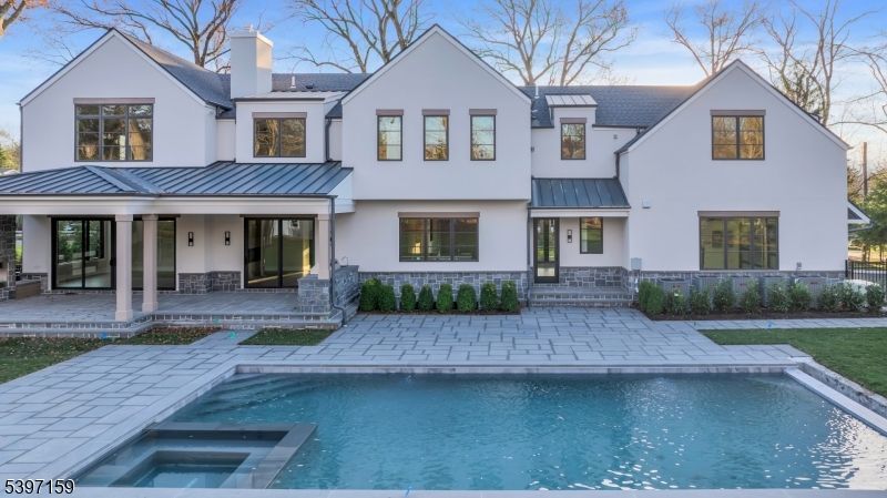 Exterior, Facade, Pool, Farmhouse