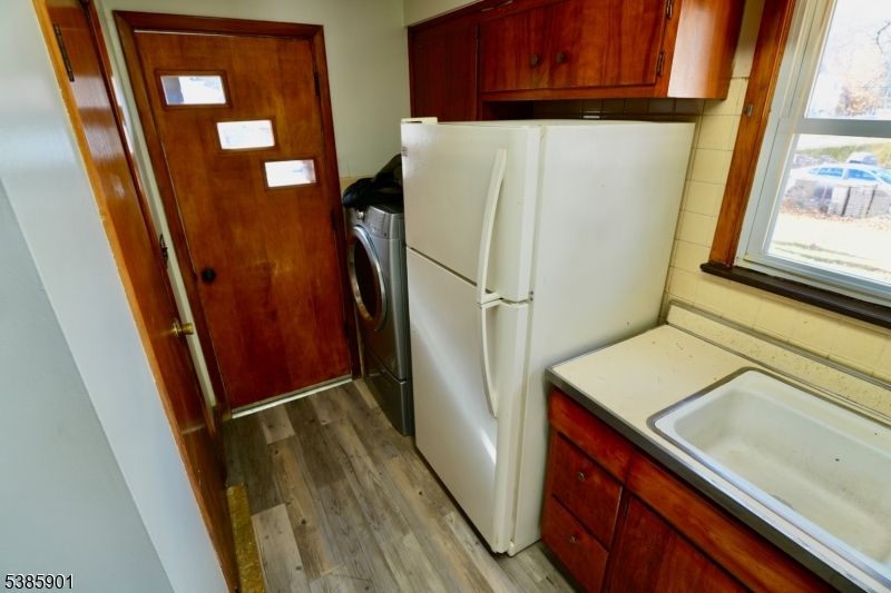 Interior, Washer, Wood Texture Flooring