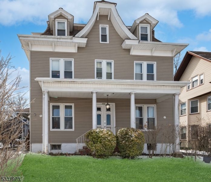 Exterior, Facade, American Foursquare