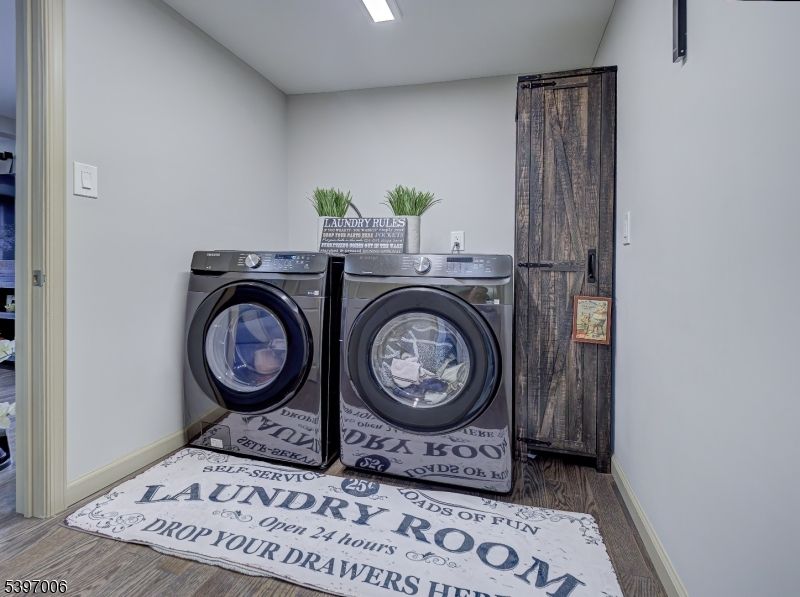 Interior, Recessed Lighting, Washer, Wood Texture Flooring