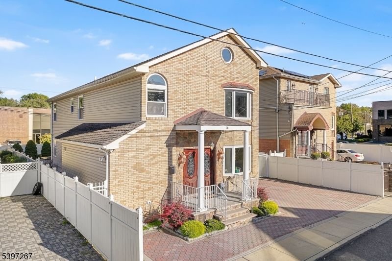 Exterior, Facade, Brick Facade, Queen Anne Victorian