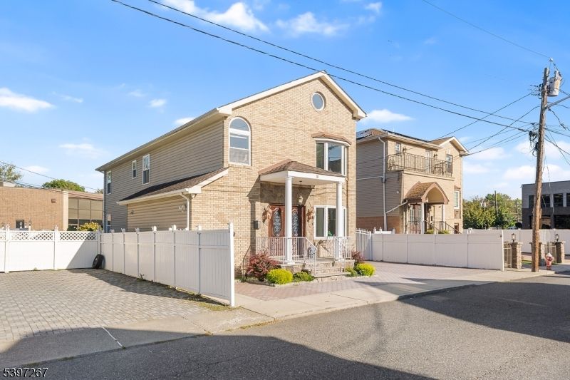 Exterior, Facade, Brick Facade, Rowhouse