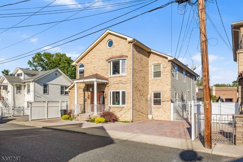 Exterior, Facade, Brick Facade, Rowhouse