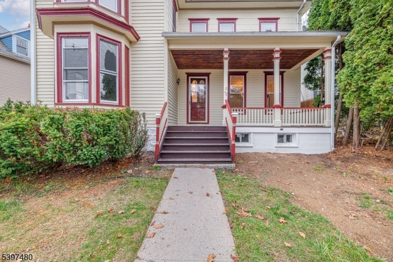 Exterior, Facade, American Foursquare