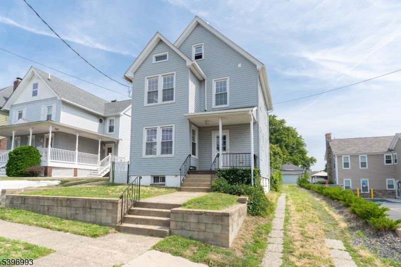 Exterior, Facade, Queen Anne Victorian