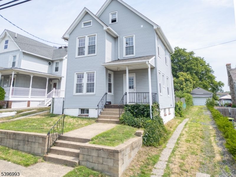Exterior, Facade, Queen Anne Victorian
