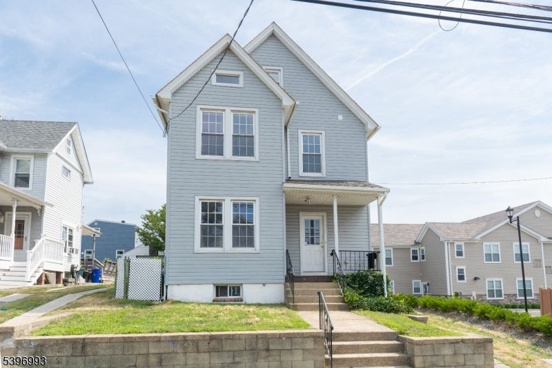 Exterior, Facade, Queen Anne Victorian