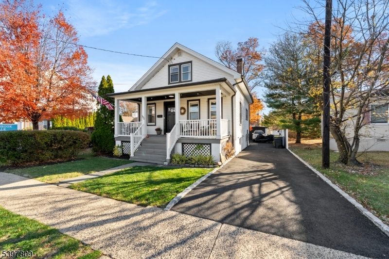 Exterior, Facade, Queen Anne Victorian