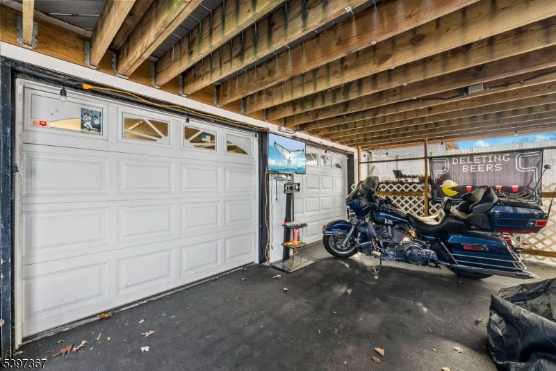 Garage, Interior, Wooden Beams