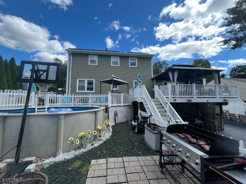 Exterior, Playground, Pool