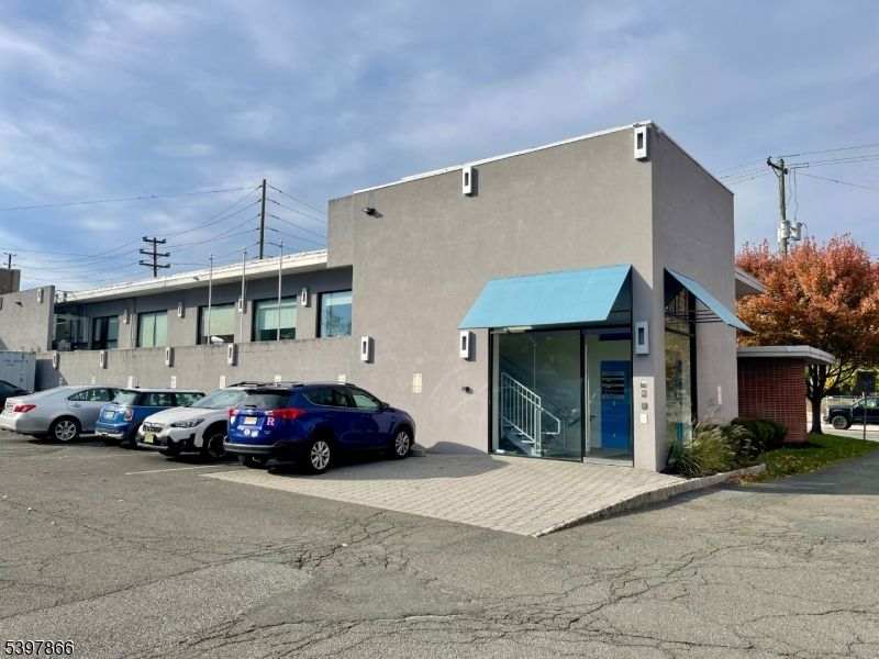 Exterior, Facade, Modern