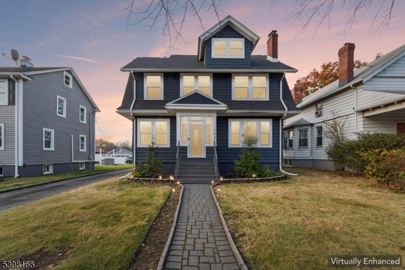 Exterior, Facade, American Foursquare
