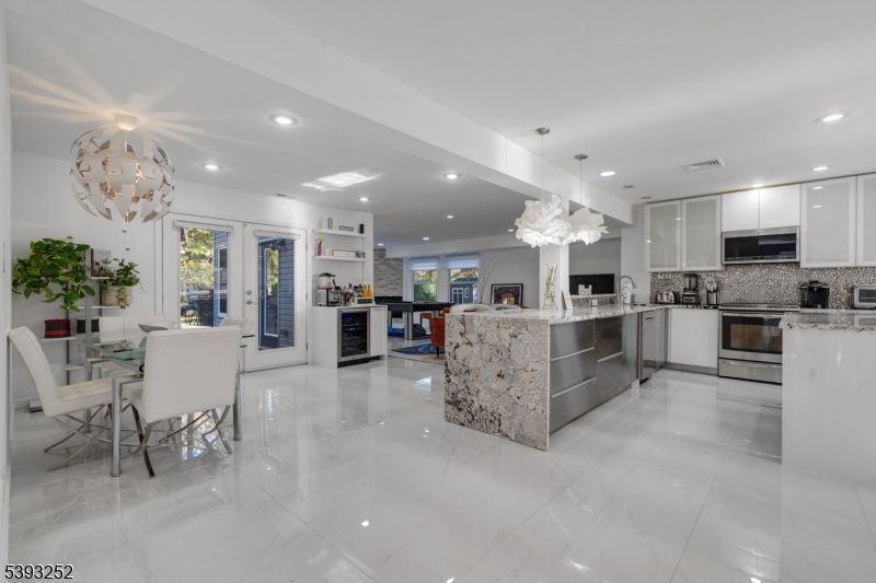 Chandelier, Dining room, Interior, Kitchen, Marble, Pendant Lights, Recessed Lighting, Stainless Steel Appliances