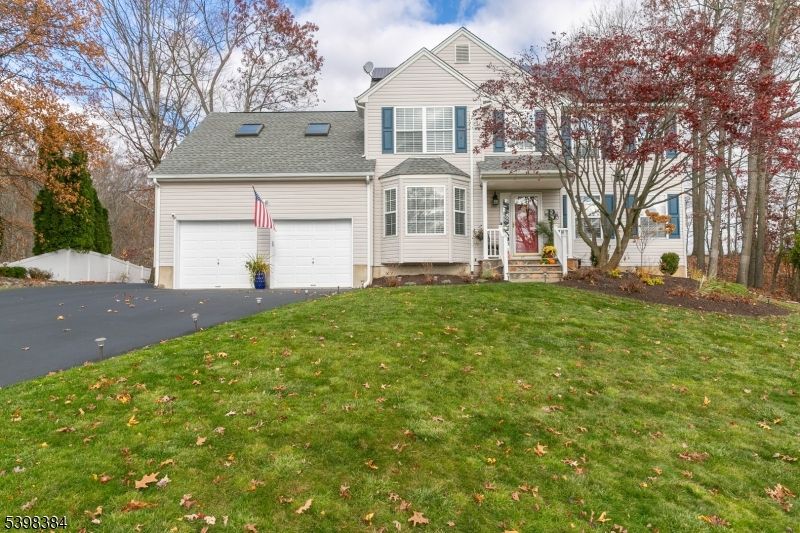 Attached, Exterior, Facade, Queen Anne Victorian