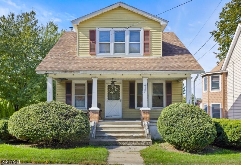 Exterior, Facade, Queen Anne Victorian