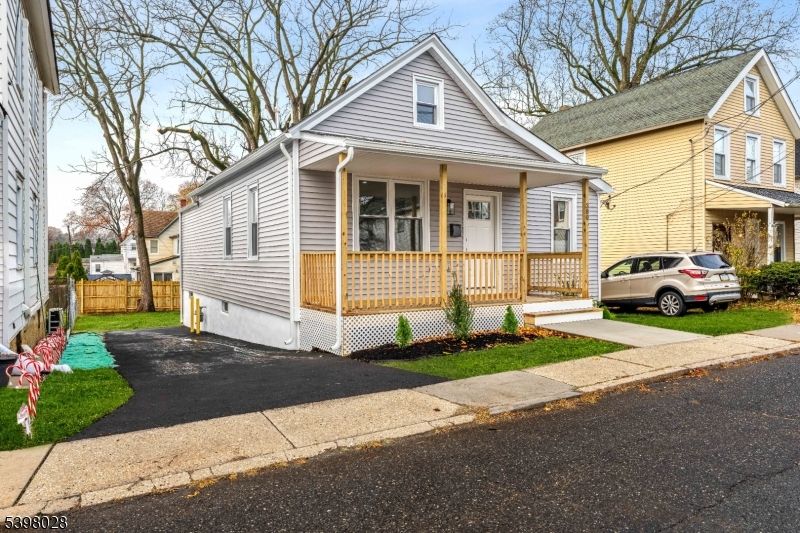 Exterior, Facade, Queen Anne Victorian