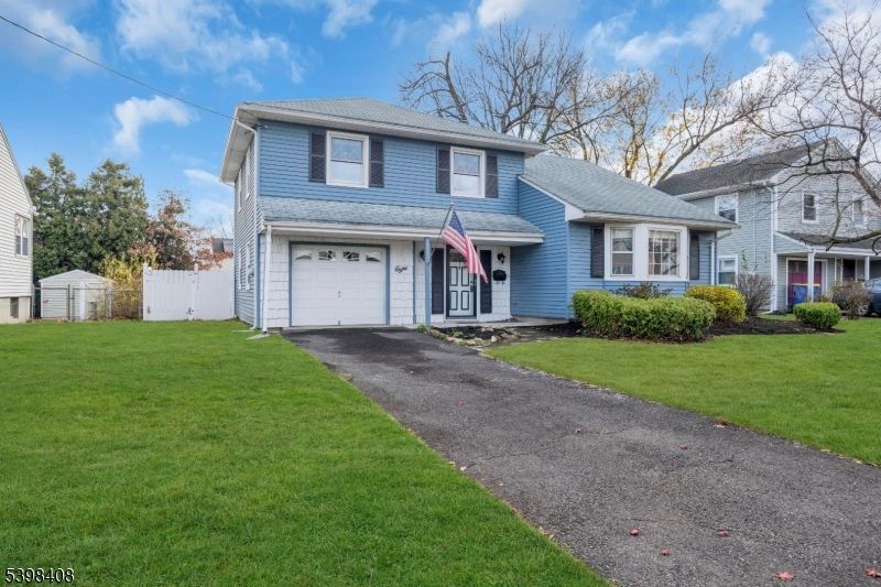 Attached, Exterior, Facade, Split Level