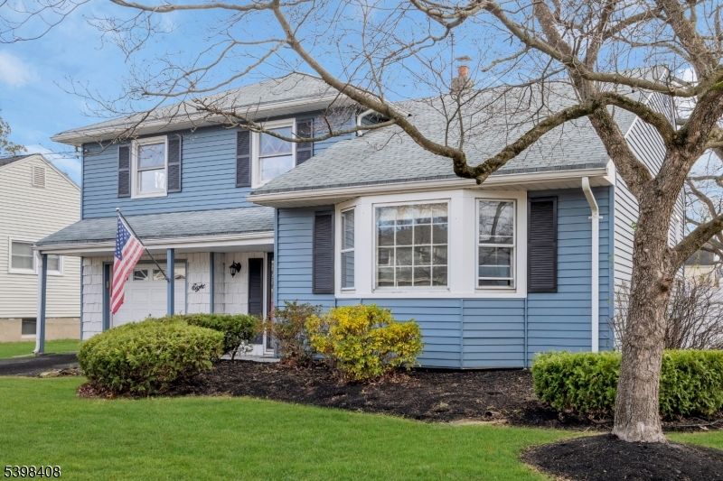 Attached, Exterior, Facade, American Foursquare