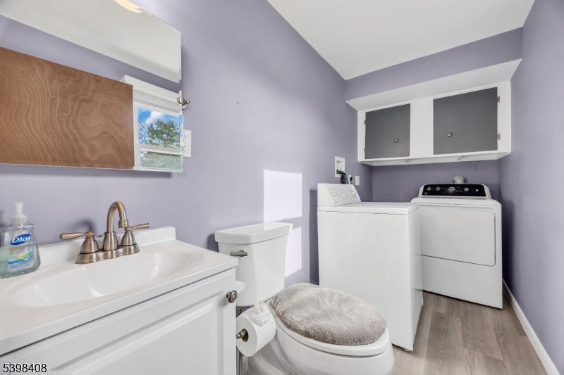 Interior, Washer, Wood Texture Flooring