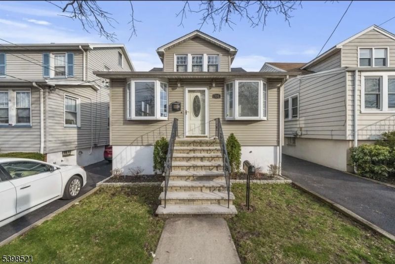 Attached, Exterior, Facade, Queen Anne Victorian