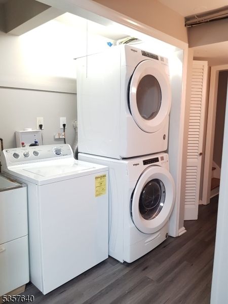 Interior, Utility Closets, Washer, Wood Texture Flooring