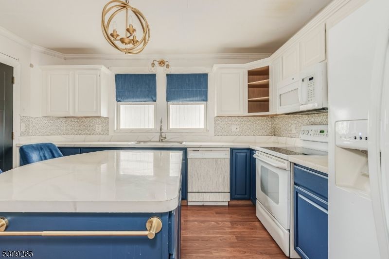 Chandelier, Interior, Kitchen, Wood Texture Flooring