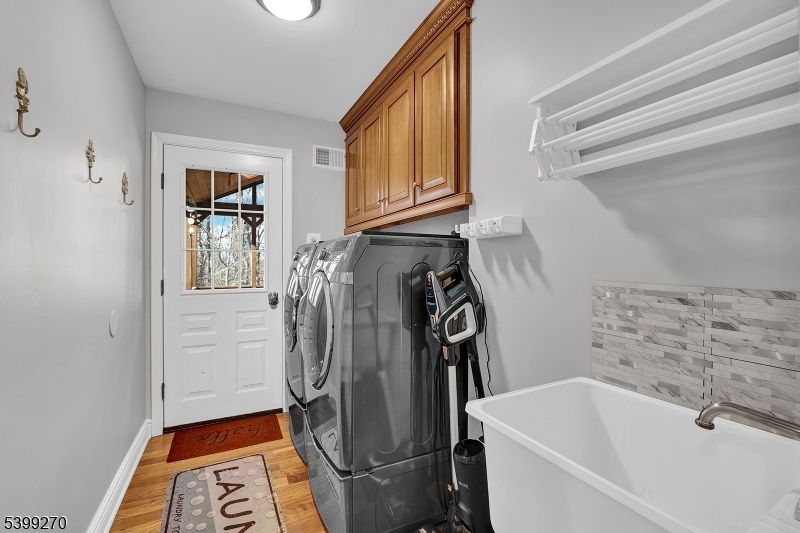 Interior, Washer, Wood Texture Flooring